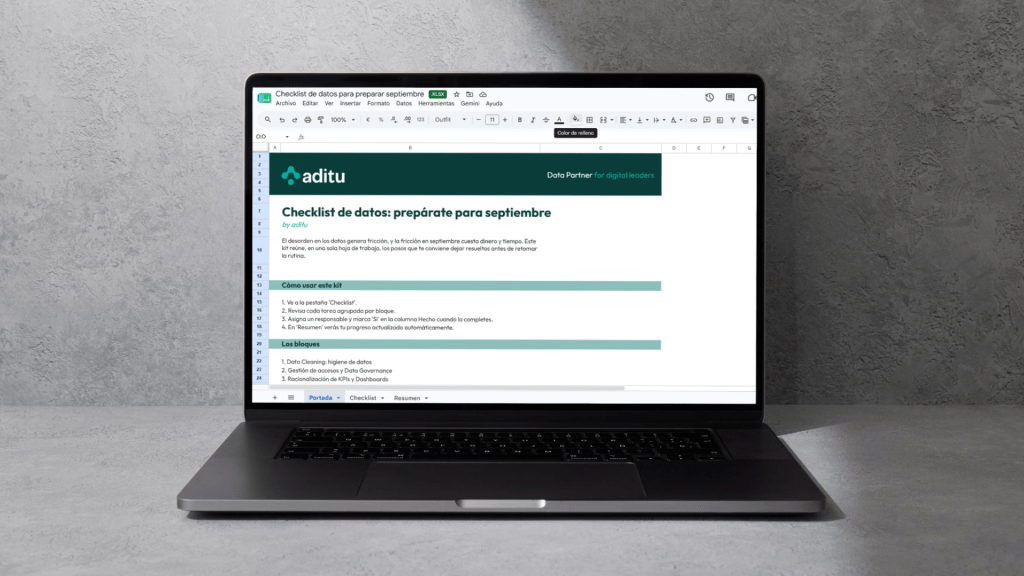 Un ordenador mostrando la portada del Checklist de datos: prepárate para septiembre hecho por aditu