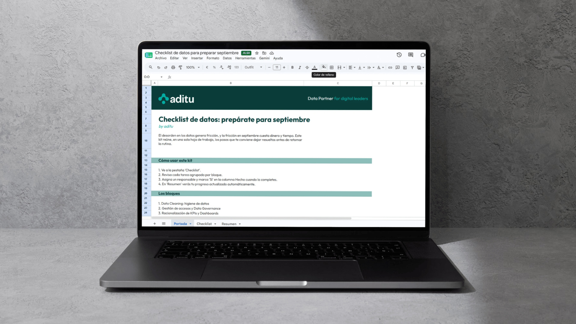 Un ordenador mostrando la portada del Checklist de datos: prepárate para septiembre hecho por aditu