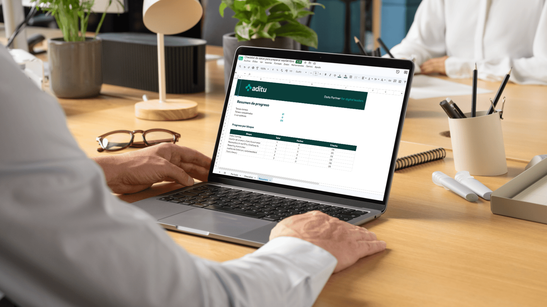 Persona usando el Checklist de datos: prepárate para septiembre en su ordenador