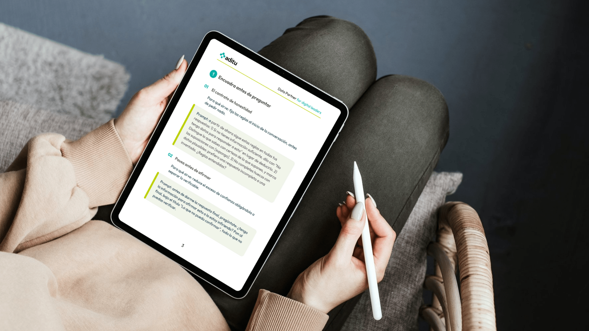 Mujer leyendo en su tablet el kit de prompts anti-alucinaciones
