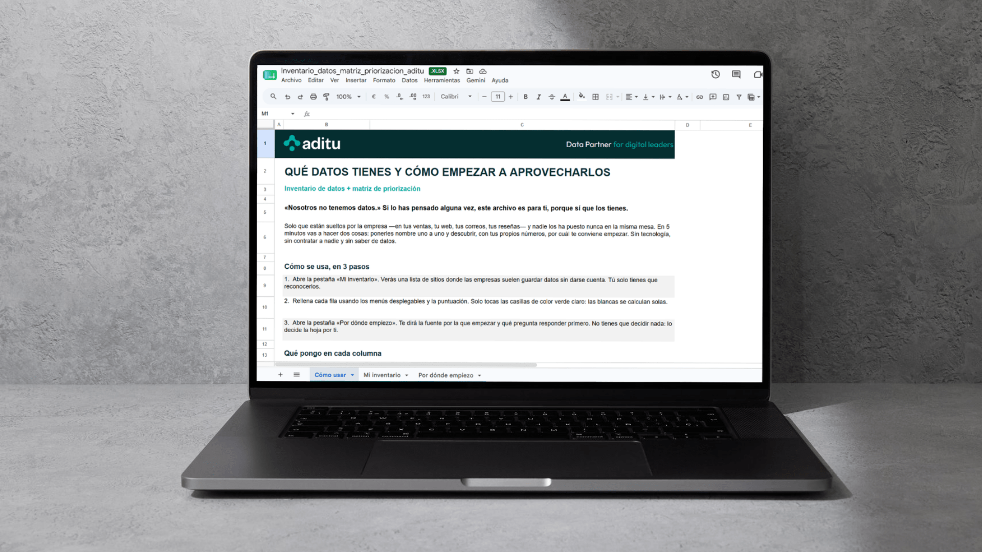 Inventario de datos y matriz de priorización de aditu abierto en un portátil, en la pestaña «Cómo usar»