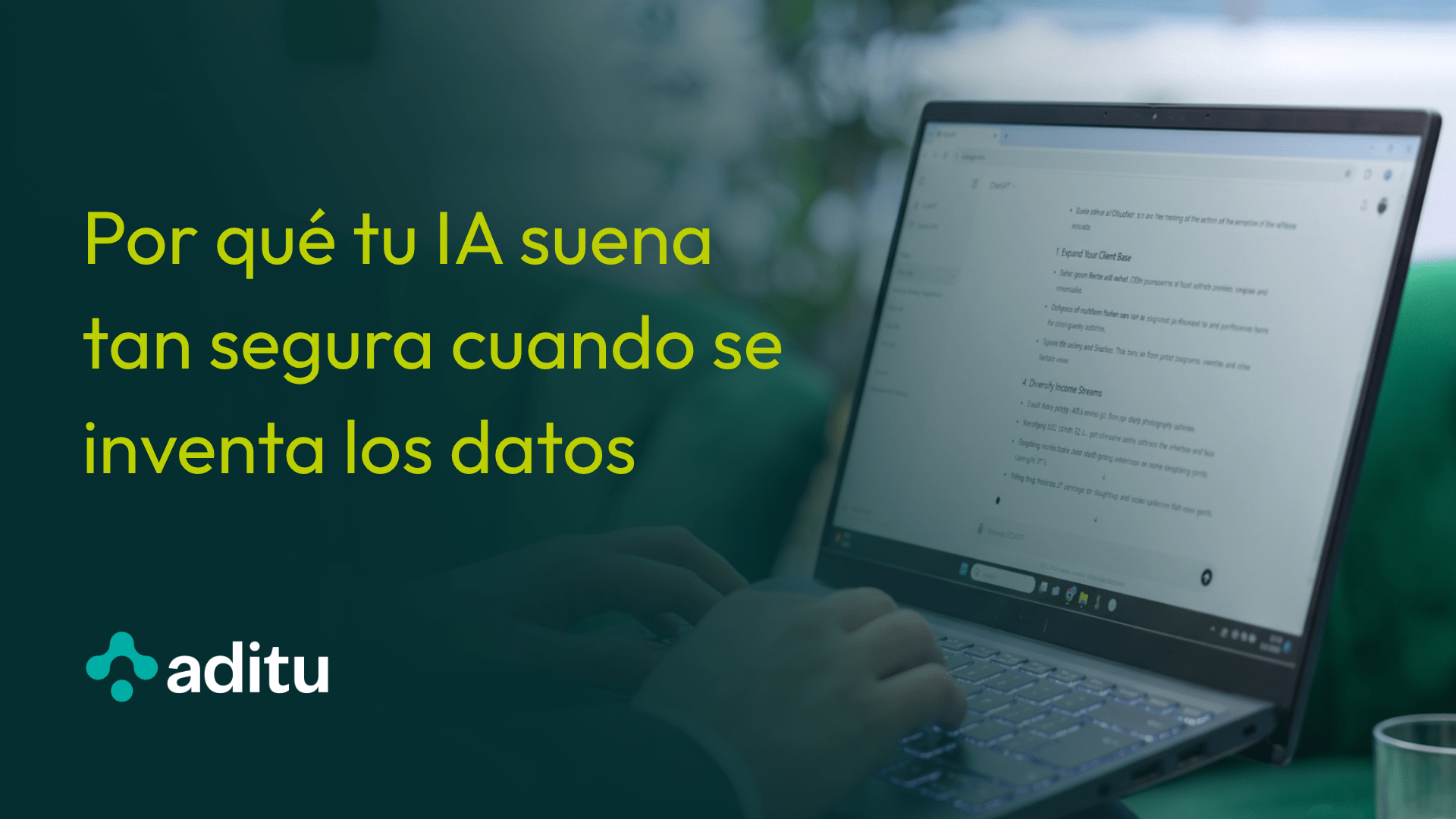 Portada del artículo "Por qué tu IA suena tan segura cuando se inventa los datos (y cómo evitarlo)" de aditu, con la imagen de un profesional usando un portátil de fondo.