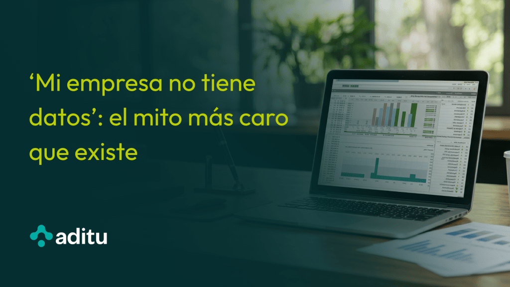 Portátil con gráficos y datos en pantalla sobre una mesa de oficina. Sobre la imagen aparece el título: “Mi empresa no tiene datos: el mito más caro que existe” junto al logotipo de aditu.