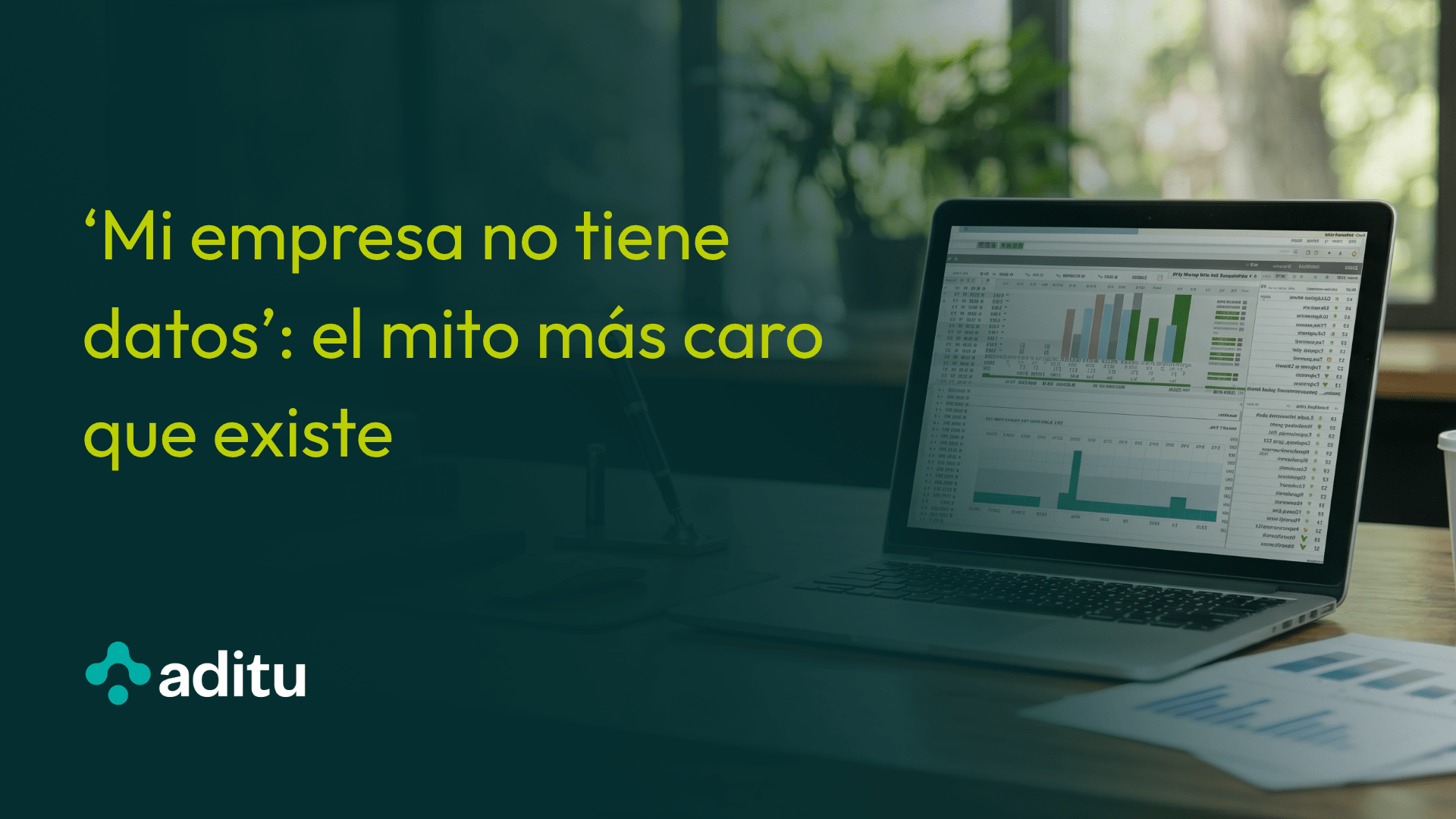 Portátil con gráficos y datos en pantalla sobre una mesa de oficina. Sobre la imagen aparece el título: “Mi empresa no tiene datos: el mito más caro que existe” junto al logotipo de aditu.